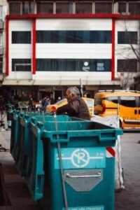 Read more about the article Dumpster Diving: The Safe, Legal & ethical Guide 2025